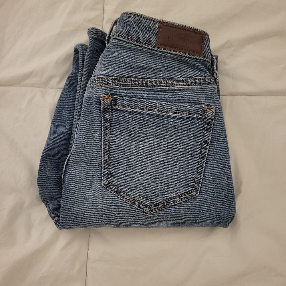 Hollister Ultra High-Rise Curvy Mom jean